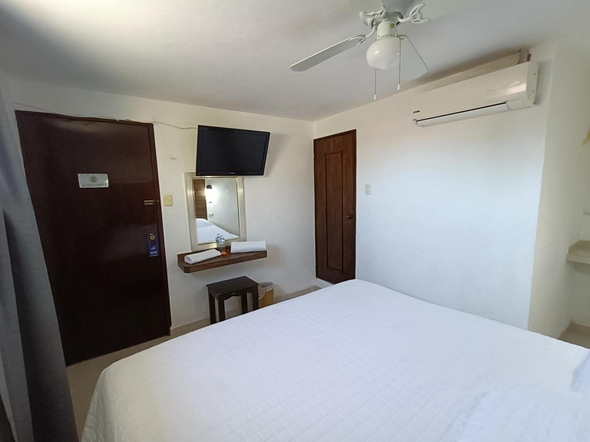 Hotel Rath Campeche Zimmer foto